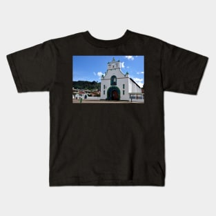 Eglise typique d'un village au Mexique Kids T-Shirt